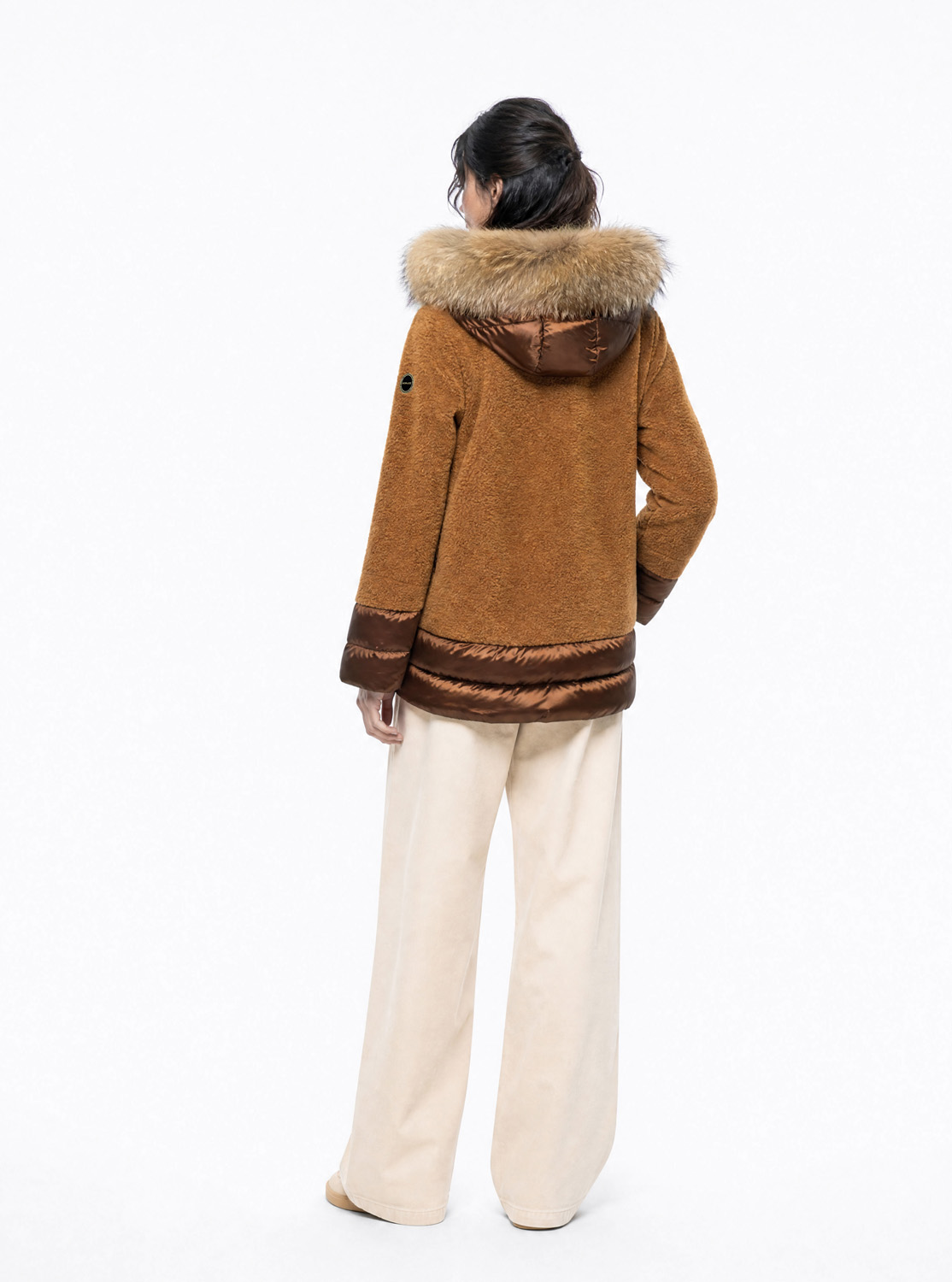 acolchado-borreguillo-capucha-pelo-mujer-dione-camel-donjaz-3