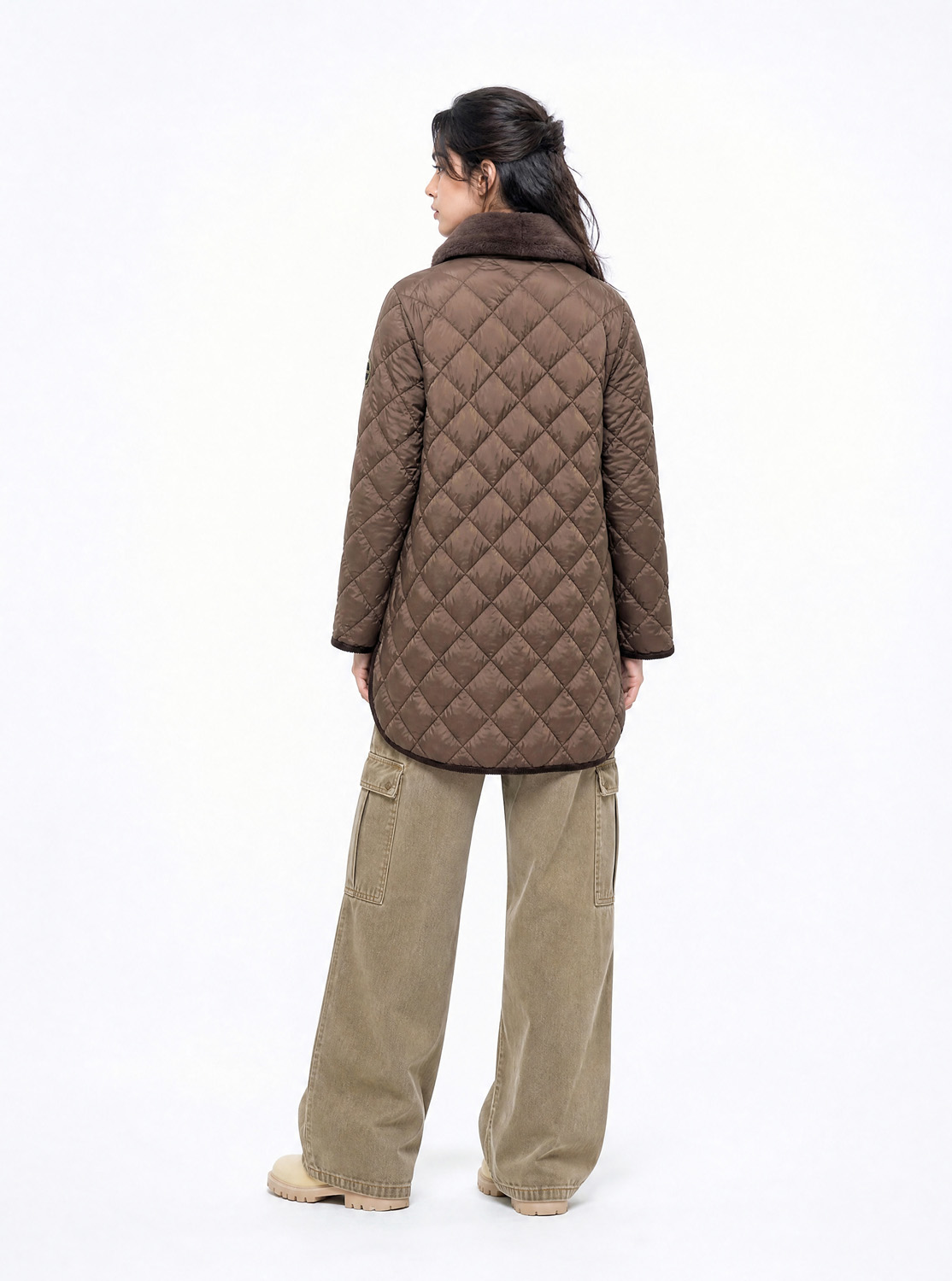 acolchado-rombos-detalles-pana-mujer-nysa-marron-donjaz-3